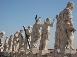 Heilige-Gang_web Heiliger Trupp über dem Eingang zum Petersdom. RIESENGROSS.