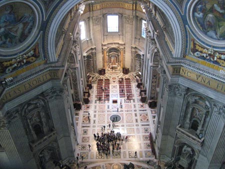 Innenraum-oben_web Die polnische Reisegruppe nach dem Gottesdienst.