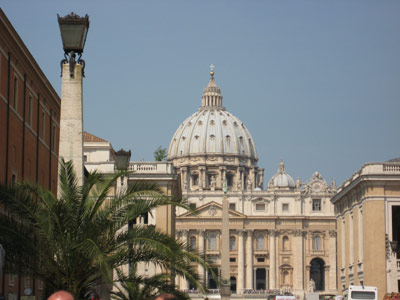 petersdom-von-weit Nebenan. Der Petersdom gesehen von der Via della Conciliazione.
