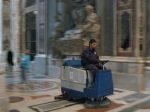 Reinigungstrupp_web So ein Ding wollte ich auch schon immer mal fahren... Putzkolonne im Petersdom.