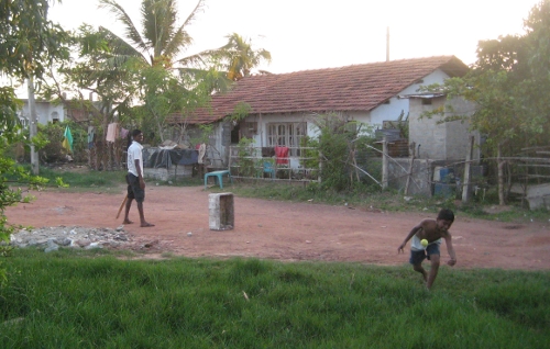 Jungs beim Cricketspielen / Boys playing cricket